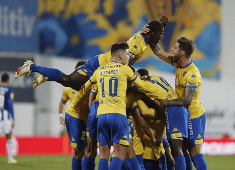 包含里尔迎葡超关键赛，加时末段门线救险，球迷炸锅，年轻球员得到机会的词条